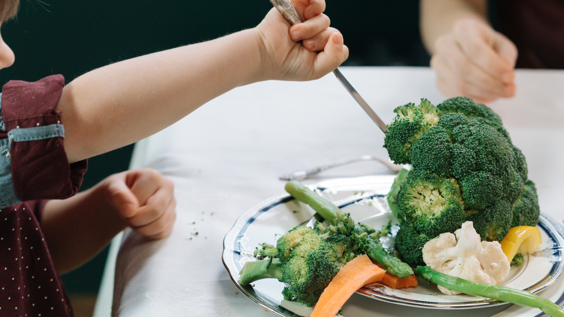 Kind ersticht Broccoli