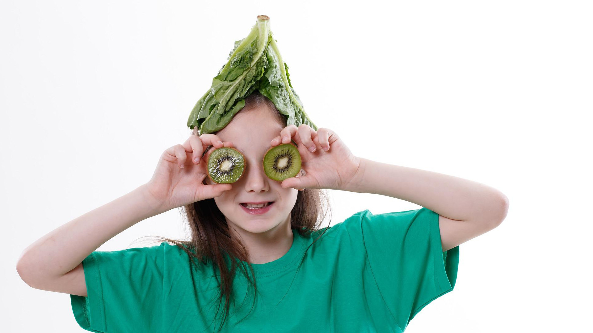 Kind vegan kiwi vor den augen salat auf kopf