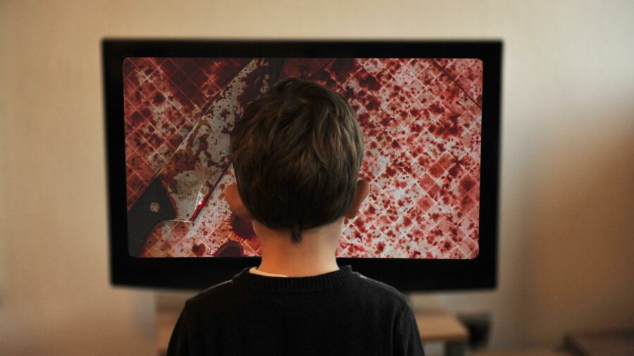 Kind vor Fernsehen Blutiges Messer